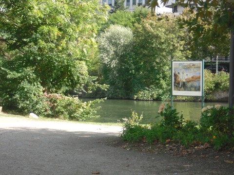 Panneau reproduisant un tableau de Renoir, sous les arbres devant la Seine