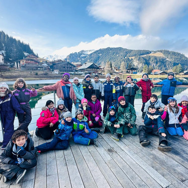 Tout schuss vers Abondance : Deux classes de CM1 de l’école des Champs-Moutons ont profité d’une semaine de découverte à la montagne pour (re)découvrir le ski et les joies de la neige. Une expérience inoubliable !